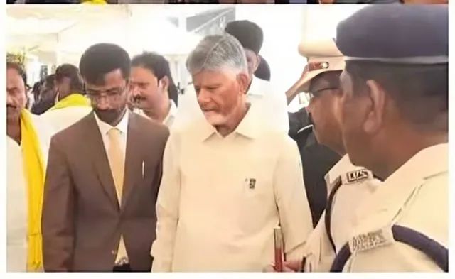 స్టాళ్లను సందర్శించిన సీఎం చంద్రబాబు