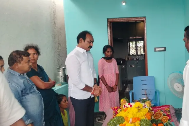 నివాళులు అర్పించిన పూల నివాళులు అర్పించిన పూల