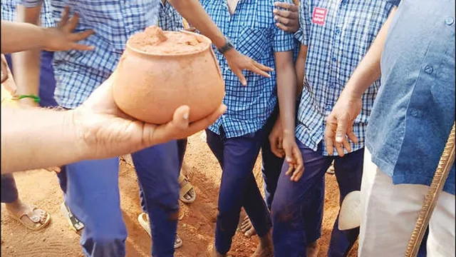 திருப்பூரில் 1,800 ஆண்டுகள் பழமையான 2 மண்பாண்டங்கள் கண்டெடுப்பு