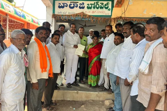 సీఎంఆర్ఎఫ్ చెక్కులు పంపిణీ చేసిన మాజీ ఎమ్మెల్యే