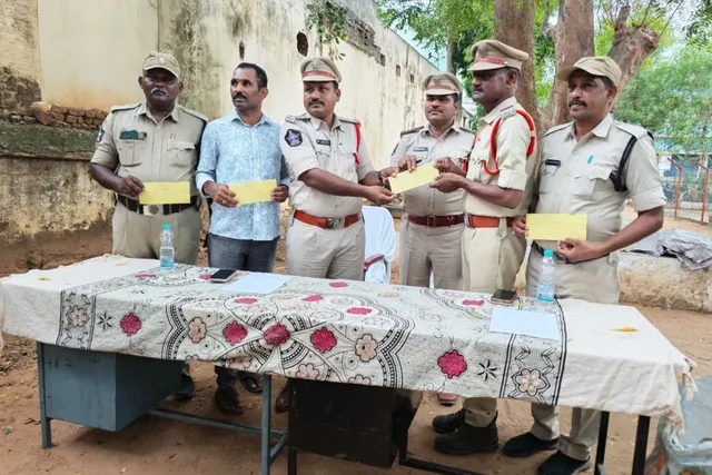 దొంగతనాల కేసు ఛేదనలో ప్రతిభ.. పోలీసులకు రివార్డులు