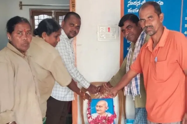 గోరి కొత్తపల్లిలో గాంధీజీకి ఘన నివాళులు