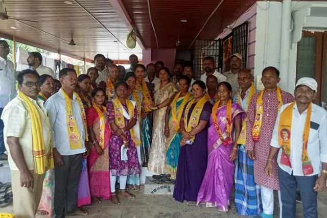 గుమ్మలక్ష్మీపురంలో వైకాపాకు భారీ షాక్: టీడీపీలోకి 20 కుటుంబాలు