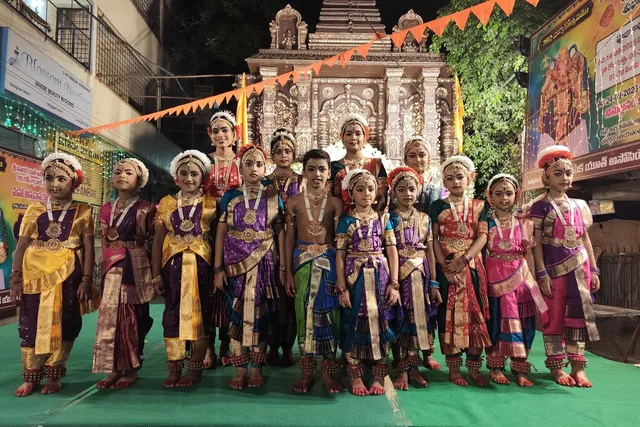 శ్రీ వినాయక యూత్ అసోసియేషన్ ధ్వర్యంలో ఘనంగా నృత్య ప్రదర్శన