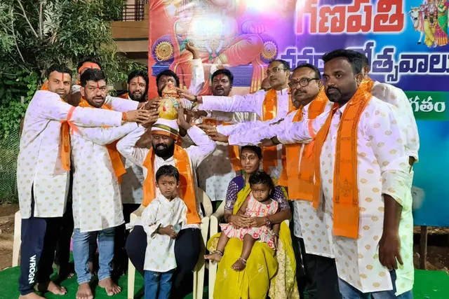55111 రూపాయలకు లడ్డు కైవసం చేసుకున్న కావ్య శ్రీకాంత్ గౌడ్