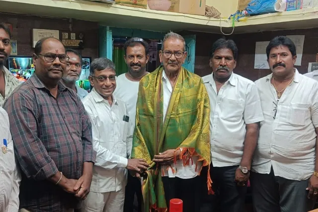 వైకుంఠ రథం ఏర్పాటుకు రూ.8 లక్షల విరాళం వైకుంఠ రథం ఏర్పాటుకు రూ.8 లక్షల విరాళం