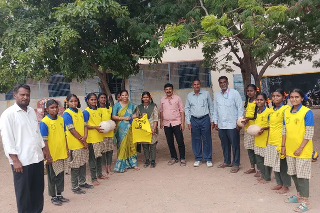 కమల్ భాష స్మారకార్థం విద్యార్థులకు క్రీడా దుస్తులు పంపిణీ
