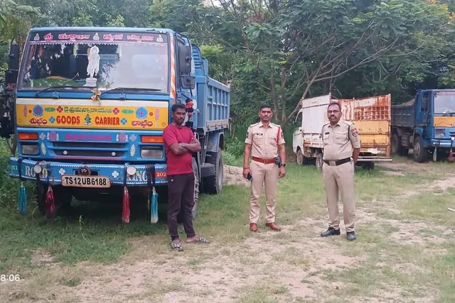 అక్రమంగా మట్టి తరలిస్తున్న మూడు మినీ టిప్పర్లు పట్టివేత