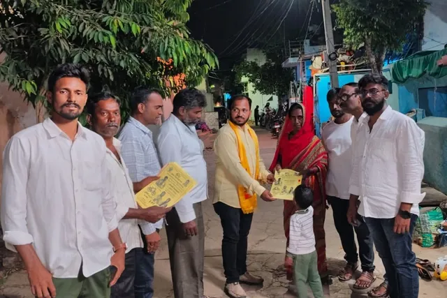 హిందూపురం 45వ వార్డులో తెలుగు దేశం నాయకులు ప్రచారం హిందూపురం 45వ వార్డులో తెలుగు దేశం నాయకులు ప్రచారం