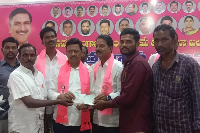 ముఖ్యమంత్రి సహాయనిధి చెక్కులు పంపిణీ