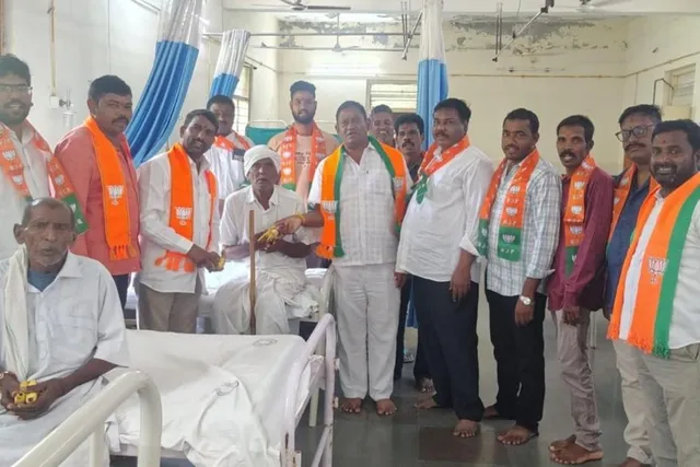 బాల్కొండలో బీజేపీ ఆధ్వర్యంలో రోగులకు పండ్లు పంపిణీ