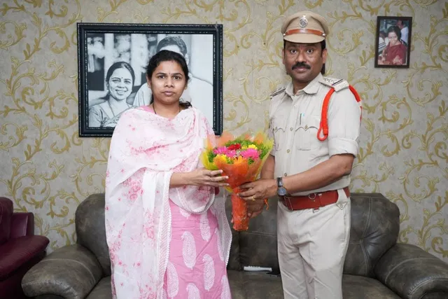 భూమా అఖిల ప్రియను కలిసిన కొత్త సిఐ