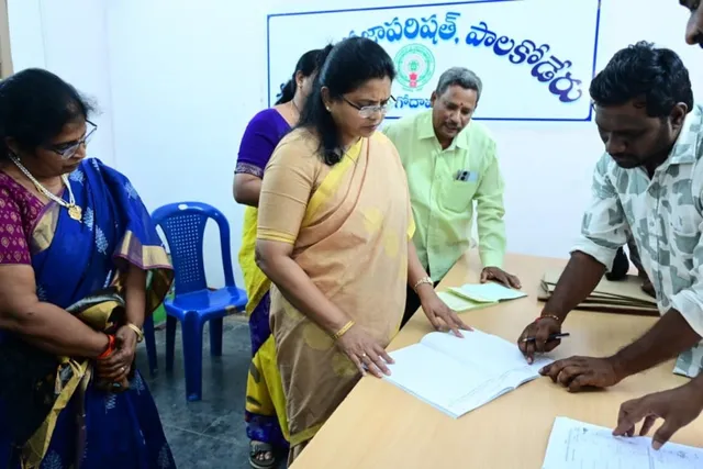ఎంపీటీసీ నామినేషన్ లను పరిశీలించిన కలెక్టర్