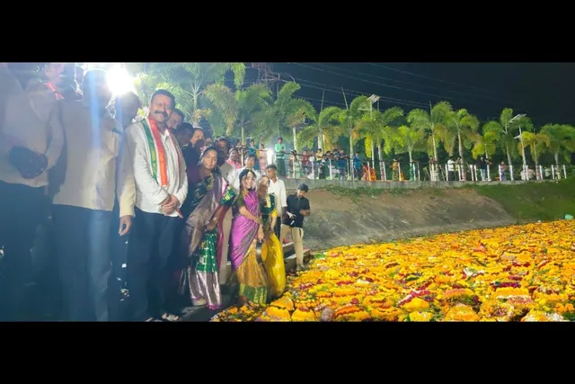 బతుకమ్మ వేడుకల్లో రాంరెడ్డి సర్వోత్తమ్ రెడ్డి, నివేదిత లక్షాది