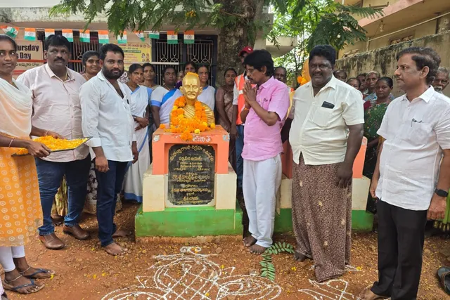 బాదంపూడిలో మహనీయులకు ఘన నివాళులు