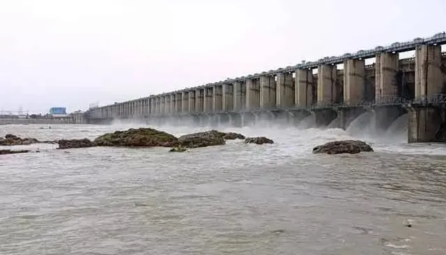 జూరాల ప్రాజెక్టు వద్ద పోలీసుల పహారా