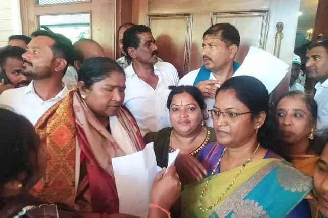 మంత్రి సీతక్కకు కేజీబీవీ పాఠశాల సిబ్బంది వినతిపత్రం అందజేత