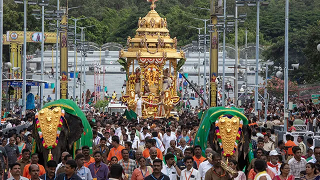 శ్రీవారి బ్రహ్మోత్సవాల్లో వైభవంగా స్వర్ణరథోత్సవం