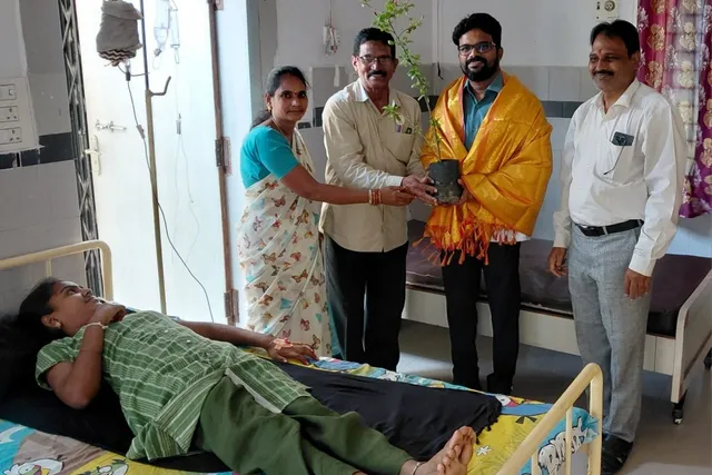 రక్తదానం చేసి మానవత్వం చాటుకున్న వైద్యుడు