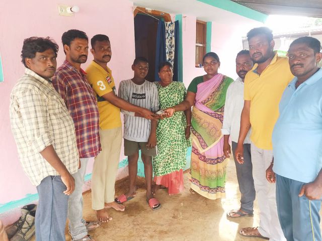 మిత్రుడి కుటుంబానికి ఆర్ధిక సహాయం