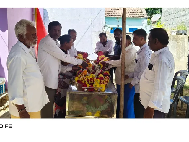అంత్యక్రియలకు ఆర్థికసహాయం చేసిన మాజీ సర్పంచ్ మణి