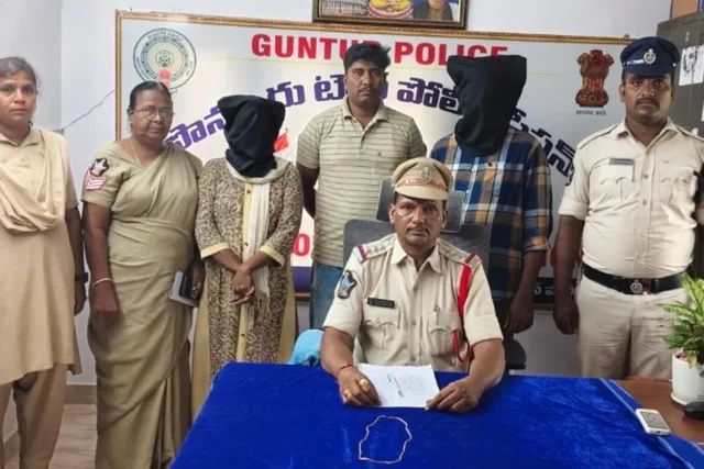 పొన్నూరు : గొలుసు చోరీ కేసులో ముద్దాయిలు అరెస్ట్ పొన్నూరు : గొలుసు చోరీ కేసులో ముద్దాయిలు అరెస్ట్
