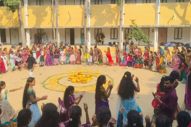 ఎల్లారెడ్డి మోడల్ స్కూల్ లో ఘనంగా బతుకమ్మ సంబరాలు
