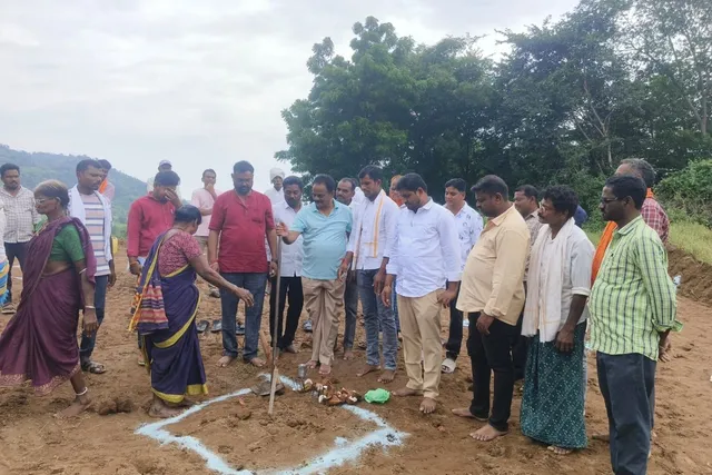 ఆసిఫాబాద్‌: మహిళా సమైక్య భవన నిర్మాణానికి శంకుస్థాపన