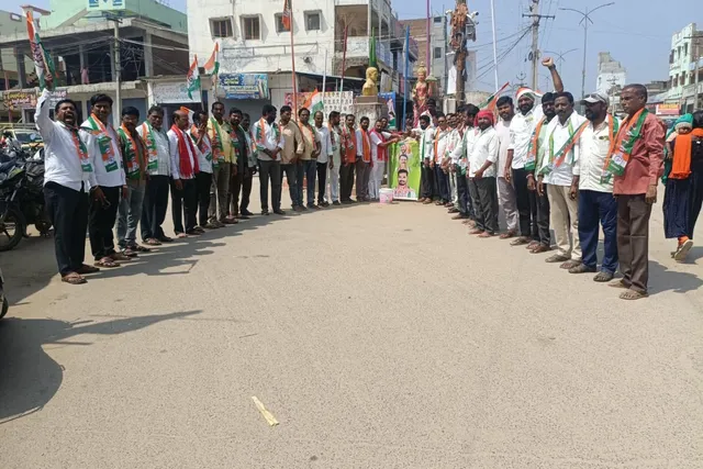 సీఎం రేవంత్ రెడ్డి,ఎమ్మెల్యేబొజ్జు పటేల్ చిత్రపటానికి పాలాభిషేకం సీఎం రేవంత్ రెడ్డి,ఎమ్మెల్యేబొజ్జు పటేల్ చిత్రపటానికి పాలాభిషేకం