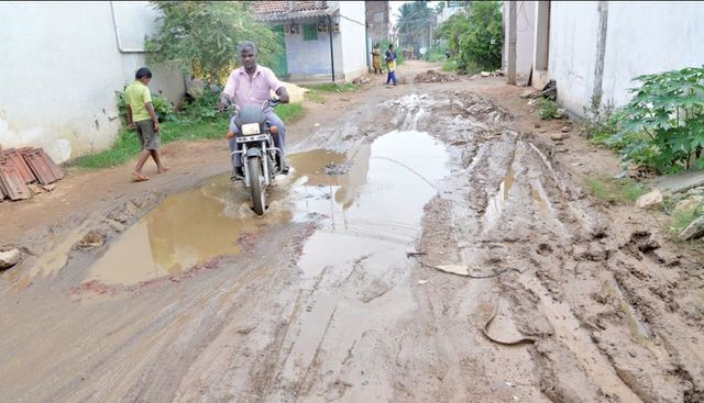 சேறும் , சகதியுமாக காணப்படும் செங்காட்டு தோட்ட சாலை. சேறு , சகதி சாலையால் பொது மக்கள் அவதி