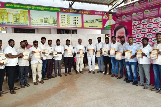 దేవీ నవరాత్రులకు మాజీ ఎమ్మెల్యే అంజయ్య యాదవ్ కు ఆహ్వానం