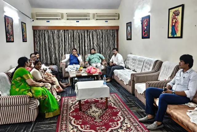 గిరిజనుల భూ సమస్యలపై అధికారులతో సమీక్ష