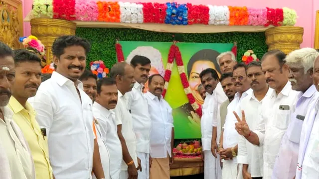அதிமுக தொடக்க விழா: தொண்டர்களுக்கு இனிப்புகள் வழங்கிய MLA