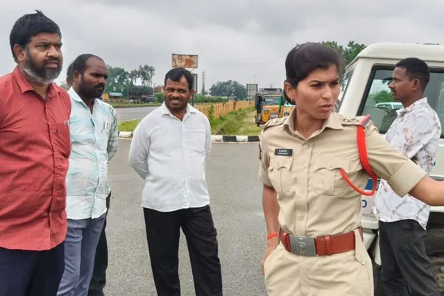పోచంపాడు ఎక్స్ రోడ్ వద్ద అడ్డగోలు పార్కింగ్.. ఎస్సై హెచ్చరిక