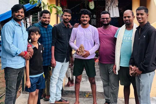 పర్యావరణ పరిరక్షణకు మట్టి వినాయక ప్రతిమలు పంపిణీ పర్యావరణ పరిరక్షణకు మట్టి వినాయక ప్రతిమలు పంపిణీ