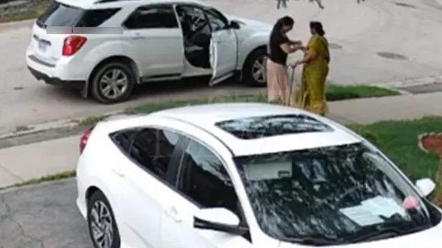 மூதாட்டியின் காலில் விழுந்த பெண்: வைரலாகும் வீடியோ