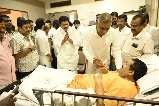 ముఠా గోపాల్ ను పరామర్శించిన మాజీ మంత్రి హరీష్ రావు ముఠా గోపాల్ ను పరామర్శించిన మాజీ మంత్రి హరీష్ రావు