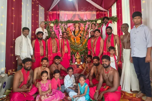 శాకంబరీ అవతారంలో భక్తులకు దర్శనమిచ్చిన దుర్గామాత శాకంబరీ అవతారంలో భక్తులకు దర్శనమిచ్చిన దుర్గామాత