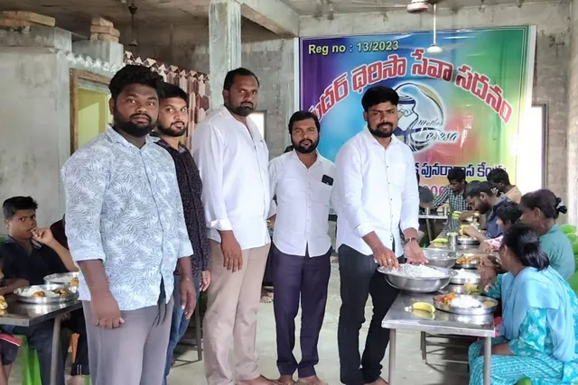 సేవాసదనంలో పుట్టినరోజు సందర్భంగా అన్నదానం