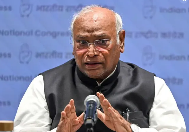 CECని కాపాడేందుకు మోదీ ప్రభుత్వం ప్రయత్నాలు: ఖర్గే
