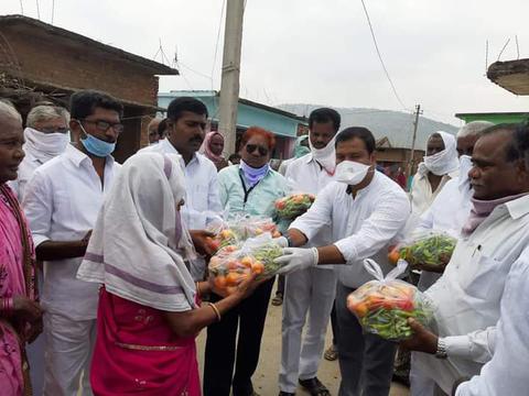 పేదలకు కూరగాయలు పంపిణీ