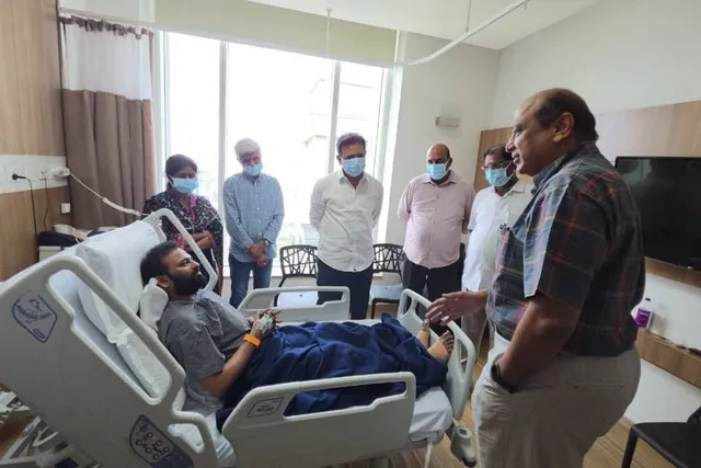 సర్జరీ అనంతరం వై సతీష్ రెడ్డిని పరామర్శించిన కేటీఆర్