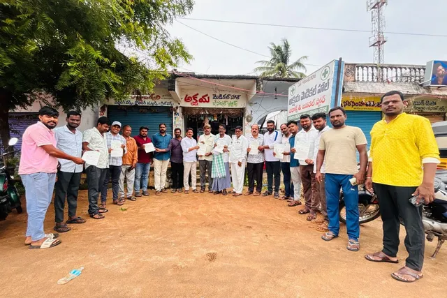 దుద్దెడలో సీఎంఆర్ఎఫ్ చెక్కులు అందజేత