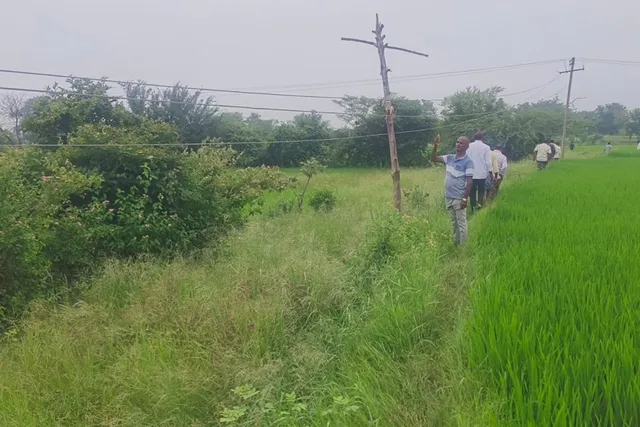 వేలాడుతున్న విద్యుత్ వైర్లు.. భయంలో రైతులు