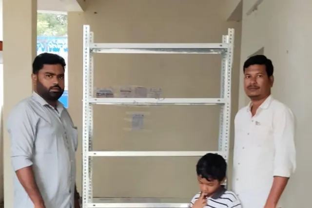 సాయిబాబా భక్తురాలు గ్రంథాలయానికి ర్యాక్ బహుకరణ సాయిబాబా భక్తురాలు గ్రంథాలయానికి ర్యాక్ బహుకరణ