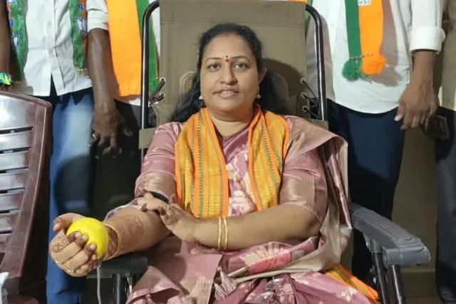 రక్తదానం చేసిన బిజెపి రాష్ట్ర కార్యదర్శి పావని