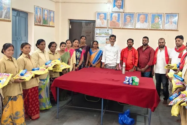 రామడుగులో పంచాయతీ సిబ్బందికి దసరా కానుకలు, ఇన్సూరెన్స్ పంపిణీ