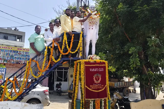 గాంధీజీ ఆశయాలను ఆచరించాలి