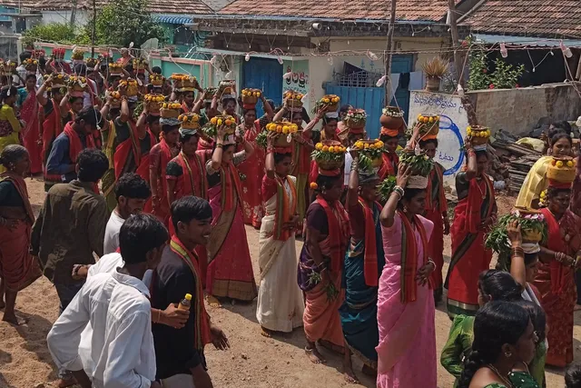 నిర్మల్ జిల్లా మస్కాపూర్లో ఘనంగా దుర్గామాత బోనాల ఊరేగింపు నిర్మల్ జిల్లా మస్కాపూర్లో ఘనంగా దుర్గామాత బోనాల ఊరేగింపు