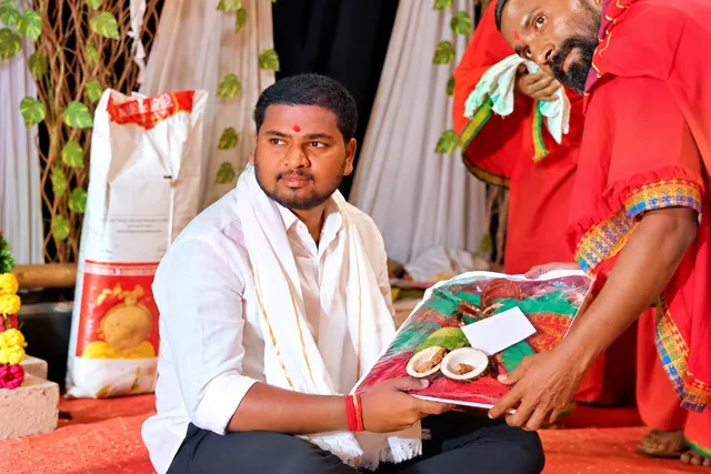 ఎమ్మెల్యే పర్ణిక రెడ్డి పేరు మీద వేలం పాటలో చీర దక్కించుకున్న వంశీ